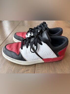 Nike Golf Black & White Low-Top Sneaker with Red Accents.  Size 5